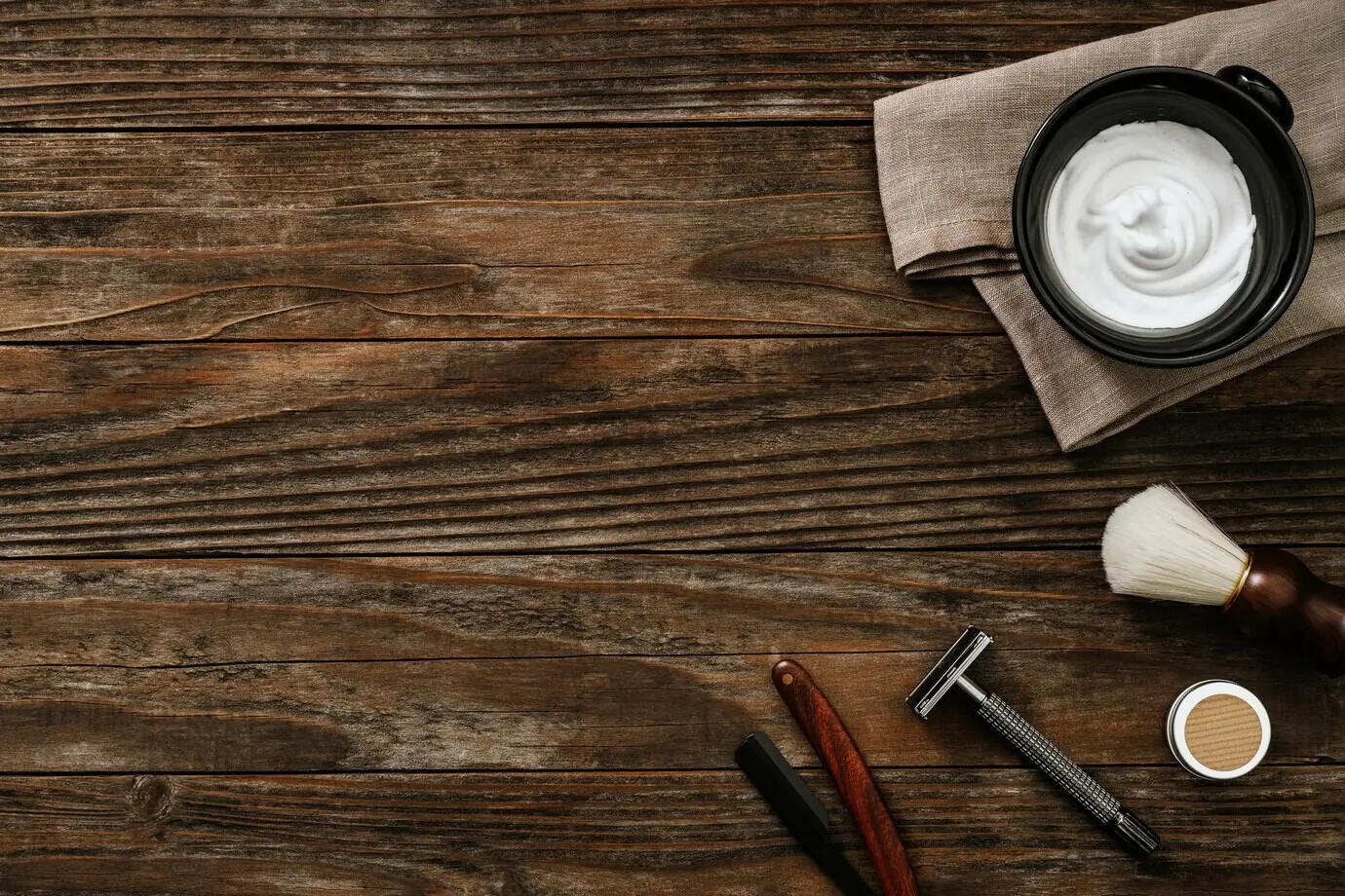 Vintage-Holztisch mit Salonwerkzeugen zum Bartformen